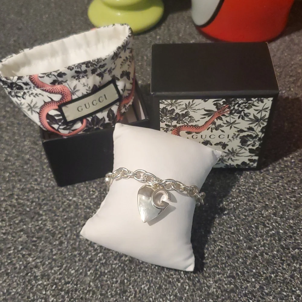 Gucci Heart Bracelet - Picture 2 of 12